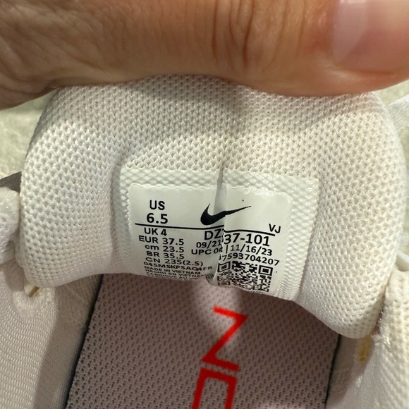 Nike women White and Neon Green workout Sneakers - Picture 6 of 6